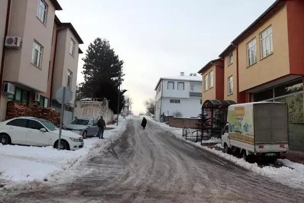 Kayseri'de 4,6 büyüklüğünde deprem: Evlerde çatlaklar oluştu (3)- Yeniden Kayseri'de 4,6 büyüklüğünde deprem: Evlerde çatlaklar oluştu (3)- Yeniden
