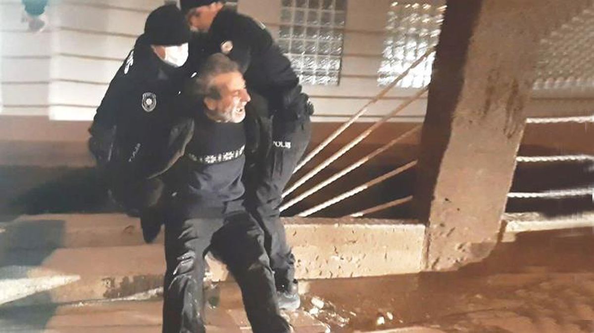 Köprüye çıkıp intihara kalkışan alkollü vatandaşı polis kurtardı