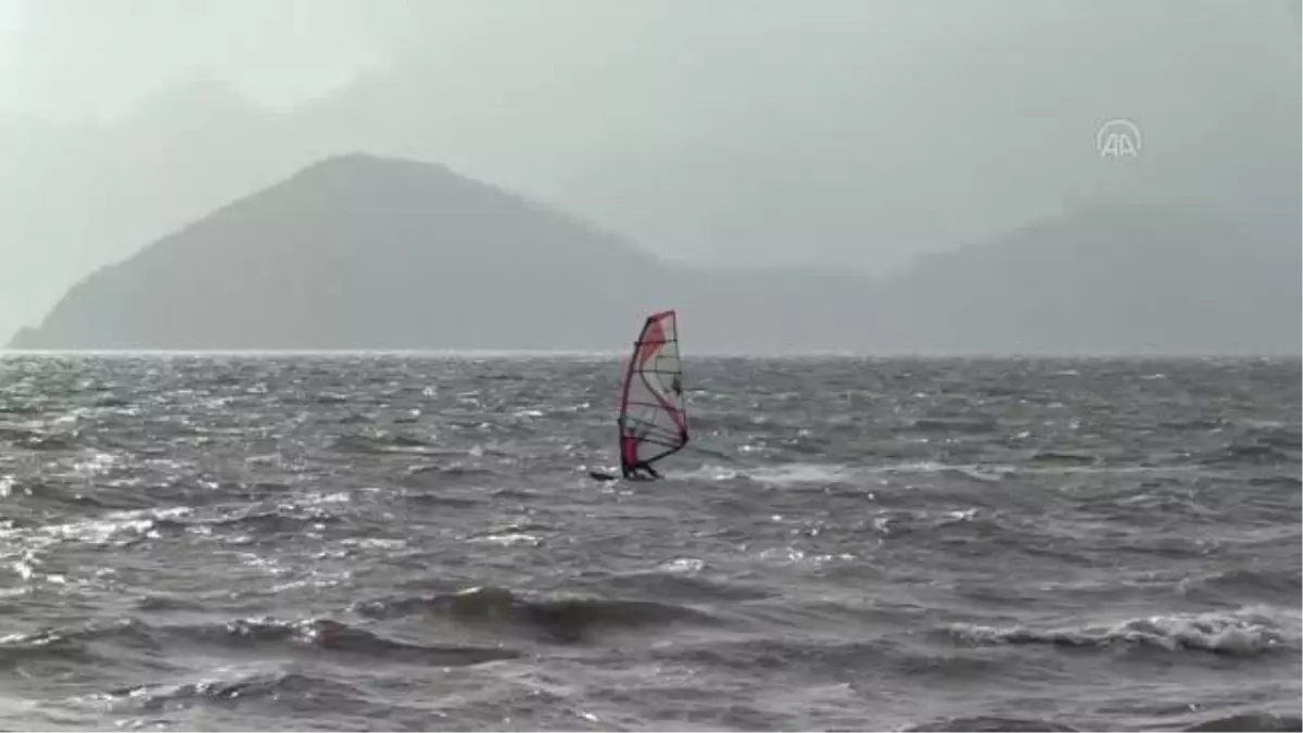 Marmaris'te adrenalin tutkunları sörf keyfi yaşadı