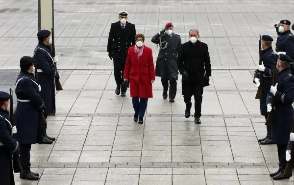 Milli Savunma Bakanı Akar Almanya'da mevkidaşı Karrenbauer ile görüştü Milli Savunma Bakanı Akar Almanya'da mevkidaşı Karrenbauer ile görüştü