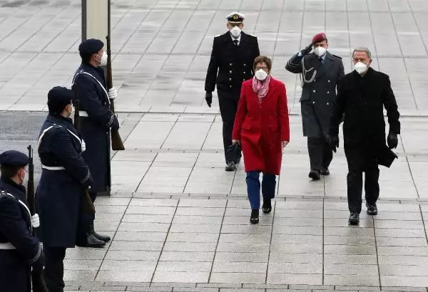 Milli Savunma Bakanı Akar Almanya'da mevkidaşı Karrenbauer ile görüştü Milli Savunma Bakanı Akar Almanya'da mevkidaşı Karrenbauer ile görüştü