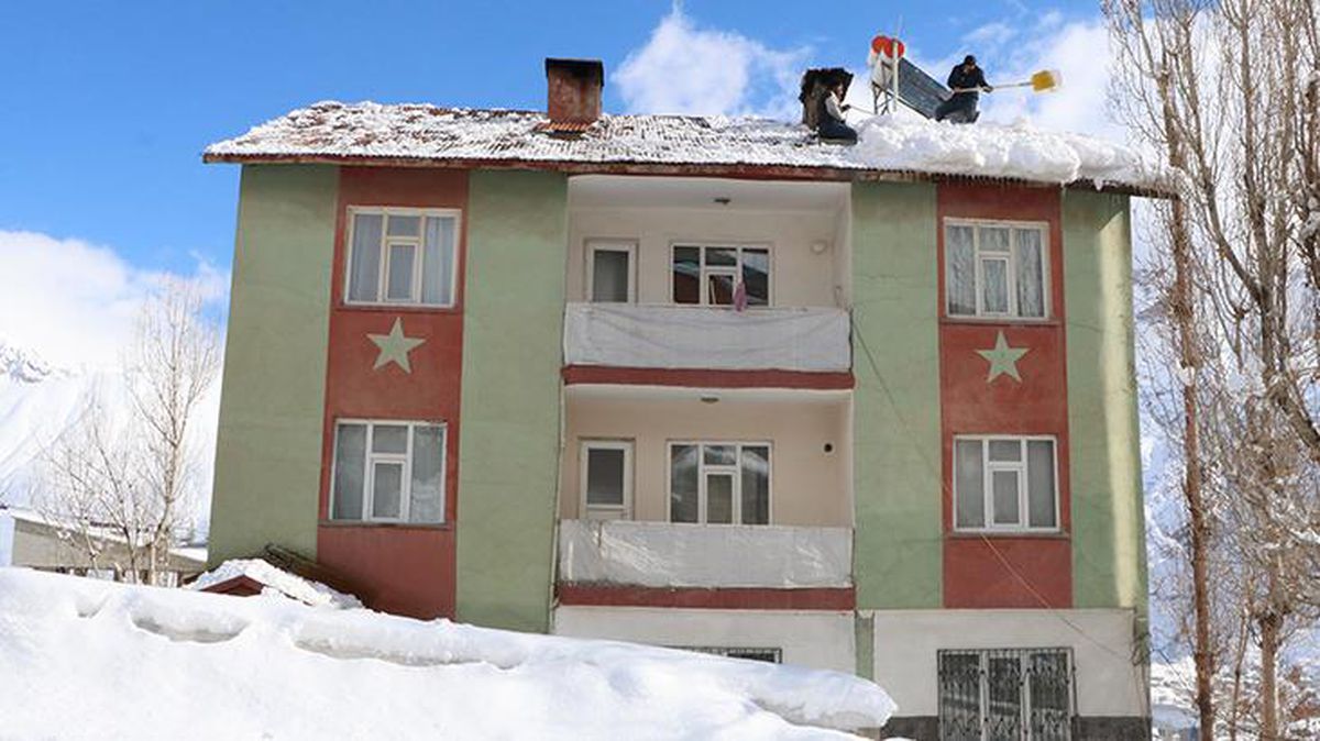 Ölümü göze alarak 100 liraya karlı çatıları temizliyorlar