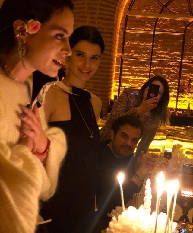 Önce test sonra parti! Belçim Bilgin yeni yaşını arkadaşlarıyla kutladı
