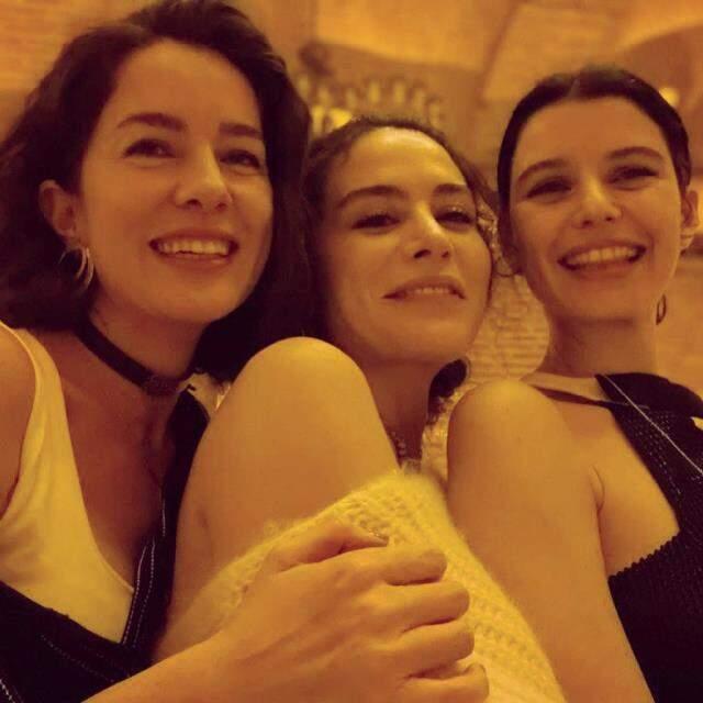 Önce test sonra parti! Belçim Bilgin yeni yaşını arkadaşlarıyla kutladı