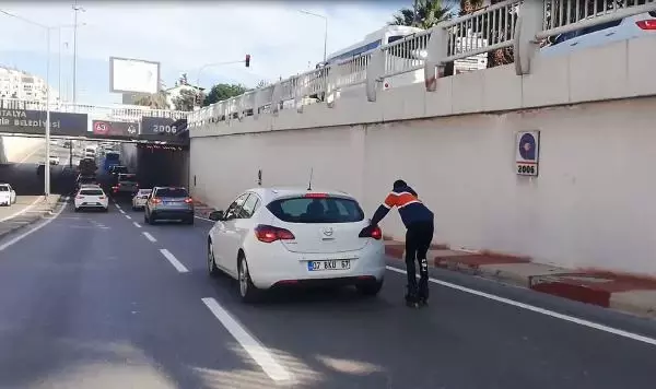 Patenli gencin tehlikeli yolculuğu Patenli gencin tehlikeli yolculuğu