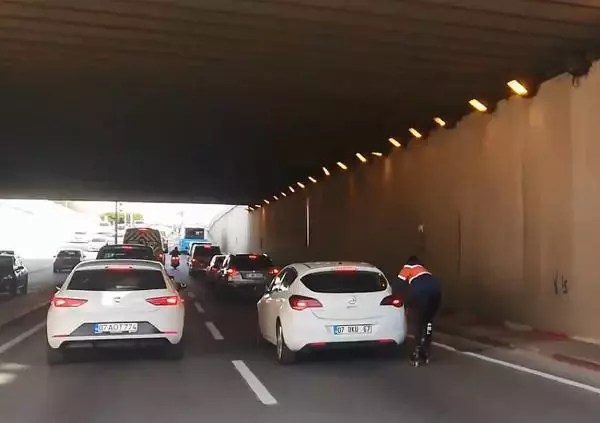 Patenli gencin tehlikeli yolculuğu Patenli gencin tehlikeli yolculuğu