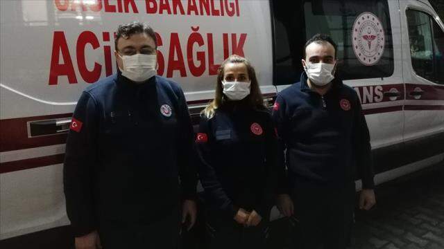 Sağlık çalışanından alkışlatan hareket! Beline kadar gelen suyu aşıp hastasına müdahale etti