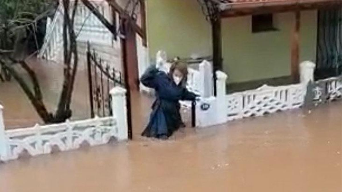 Sağlık çalışanından alkışlanan hareket! Beline kadar gelen suyu aşıp hastasına müdahale etti