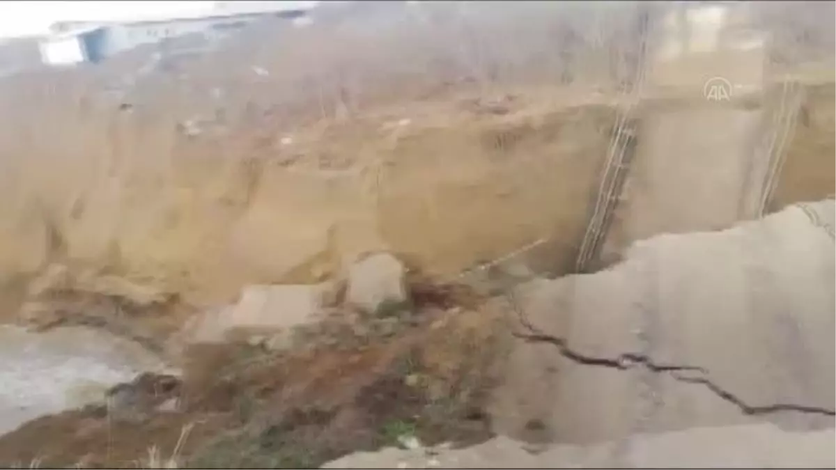 Şiddetli yağış nedeniyle köprü yıkıldı