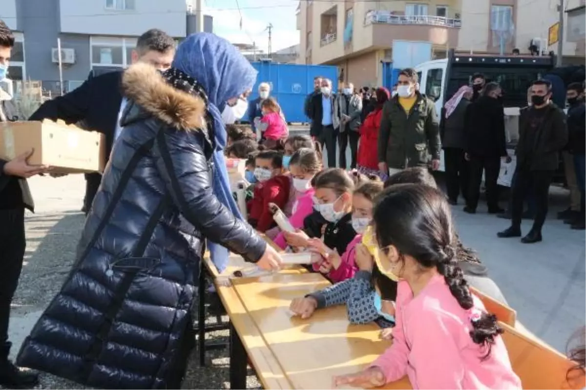 Şırnak'ta köy çocuklarına hediyeler verip, çiğ köfte ve baklava ikram ettiler