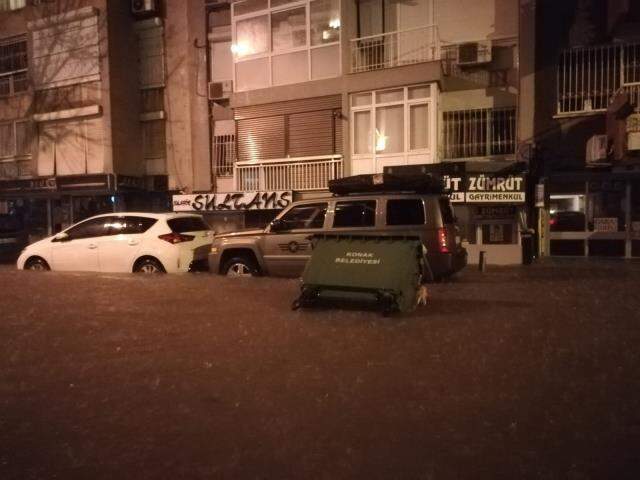 Son Dakika: İzmir'de sağanak yağış sele neden oldu! Vatandaşlara 'Evden çıkmayın' uyarısı yapıldı