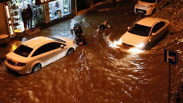 Son Dakika: İzmir'de sağanak yağış sele neden oldu! Vatandaşlara 'Evden çıkmayın' uyarısı yapıldı