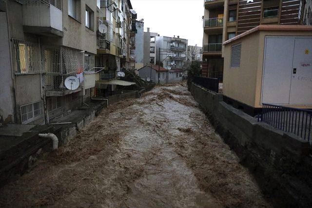 Son Dakika: İzmir'deki selde can kaybı! Menderes ilçesinde 1 kişi hayatını kaybetti