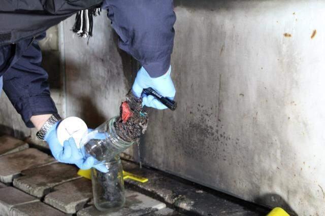Takıntılı genç kız eski sevgilisinin evini önce taşladı sonra yakmaya çalıştı Takıntılı genç kız eski sevgilisinin evini önce taşladı sonra yakmaya çalıştı