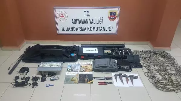 Adıyaman'da kaçak kazıya 5 gözaltı Adıyaman'da kaçak kazıya 5 gözaltı
