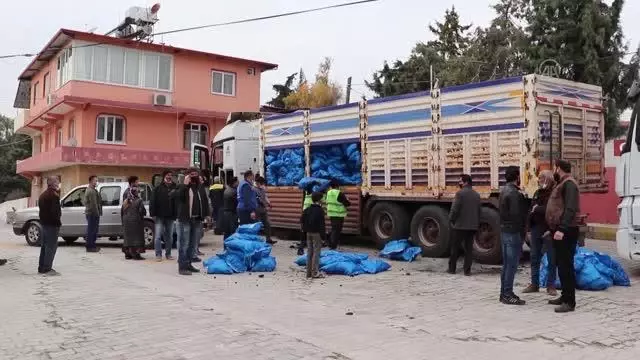 Altınözü'nde ihtiyaç sahibi ailelere kömür yardımı yapıldı Altınözü'nde ihtiyaç sahibi ailelere kömür yardımı yapıldı