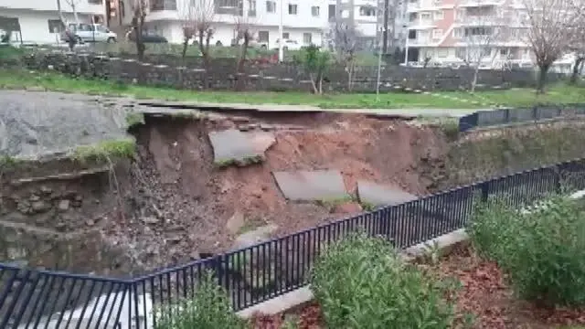 Bornova'da debisi artan derenin istinat duvarı yıkıldı Bornova'da debisi artan derenin istinat duvarı yıkıldı