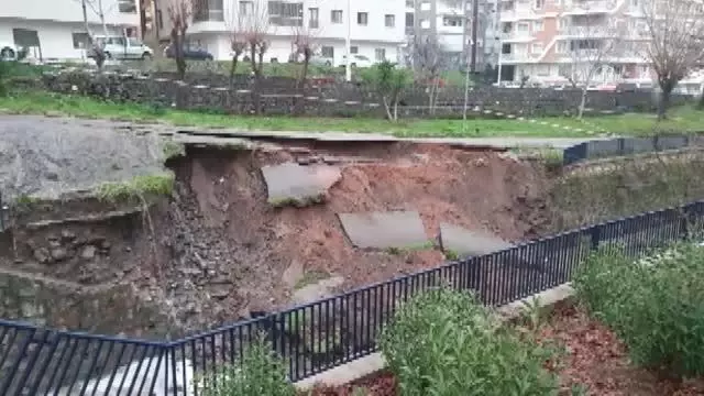 Bornova'da debisi artan derenin istinat duvarı yıkıldı Bornova'da debisi artan derenin istinat duvarı yıkıldı