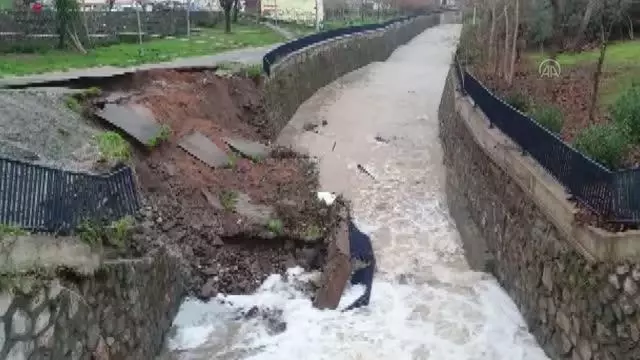 Bornova'da debisi artan derenin istinat duvarı yıkıldı Bornova'da debisi artan derenin istinat duvarı yıkıldı