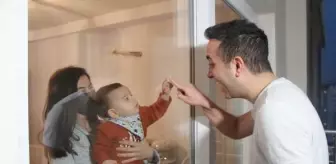Camın arkasından sevdiği bebeğiyle birlikte koronayı yenen doktor: Hala tedirgin oluyorum