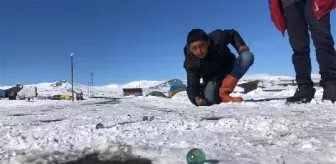 Son dakika: Çocukların karda misket eğlencesi