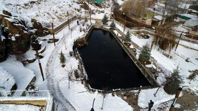 Eksi 50 derece havada bile donmayan Balıklı Göl, görenleri şaşkına çeviriyor