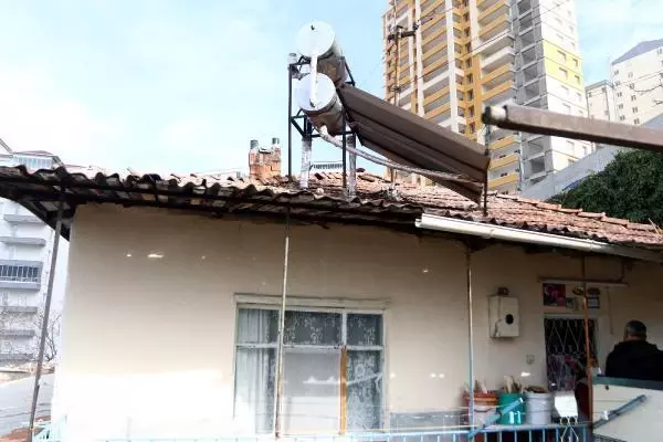 Ev sahibi duştayken evi soyan hırsız, tutuklandı (2) Ev sahibi duştayken evi soyan hırsız, tutuklandı (2)