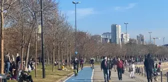 Fenerbahçe Sahili'ndeki kalabalık havadan fotoğraflandı