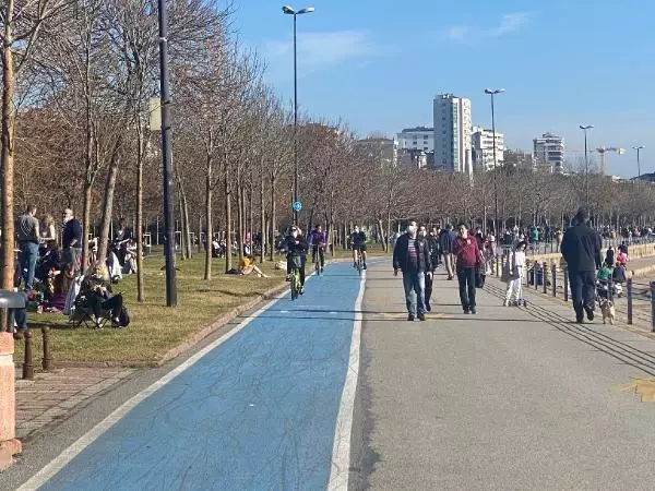 Fenerbahçe Sahili'ndeki kalabalık havadan fotoğraflandı Fenerbahçe Sahili'ndeki kalabalık havadan fotoğraflandı