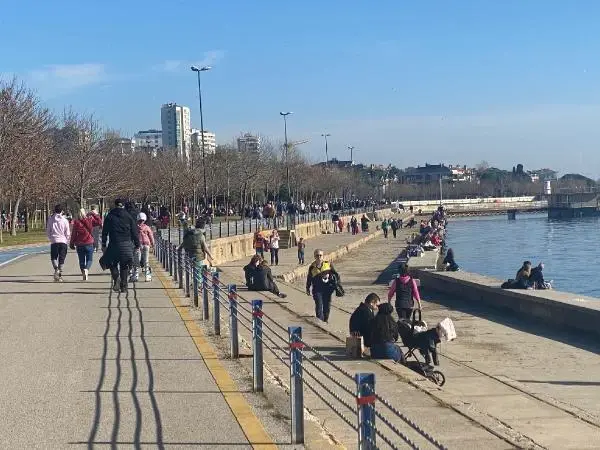 Fenerbahçe Sahili'ndeki kalabalık havadan fotoğraflandı Fenerbahçe Sahili'ndeki kalabalık havadan fotoğraflandı