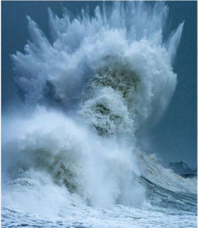 Fransız fotoğrafçı dev dalgalar arasında Poseidon'ın silüetini yakaladı