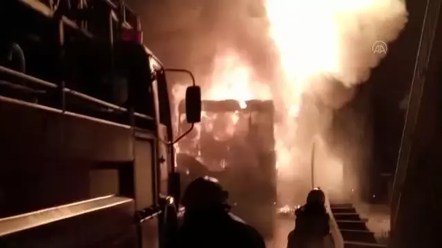 Halk otobüsü yangını söndürüldü Halk otobüsü yangını söndürüldü