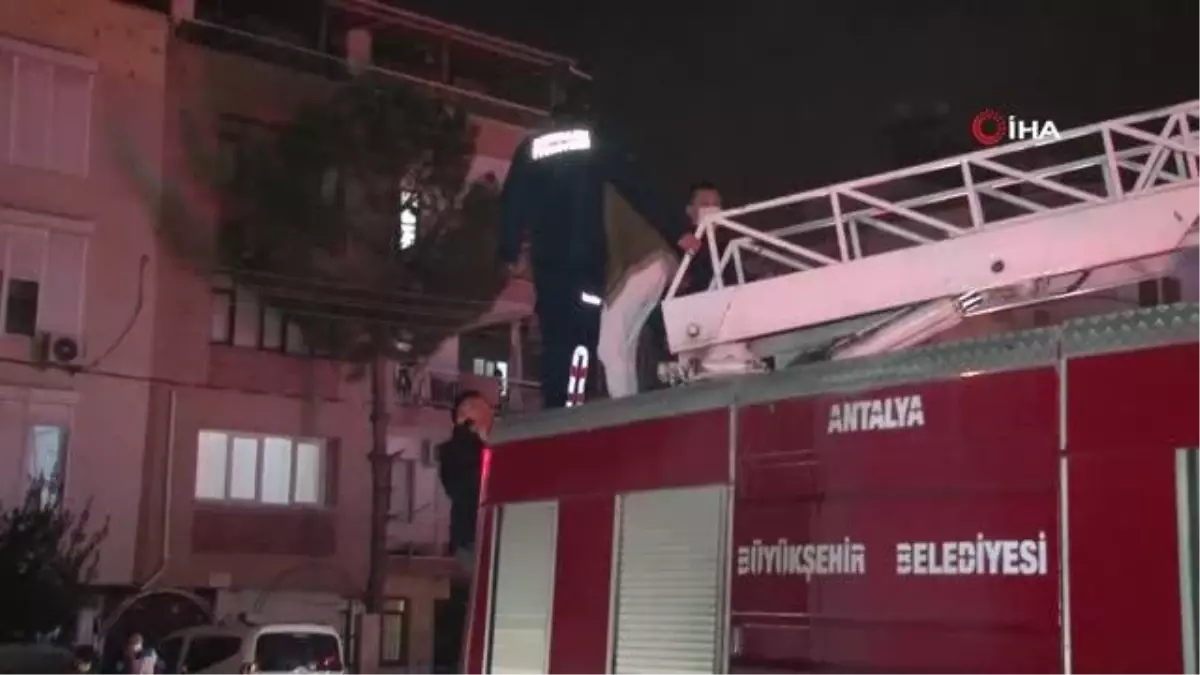 İtfaiye, yangında mahsur kalan 2 kişiyi merdivenle kurtardı