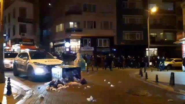 Kadıköy'de göstericiler polis aracına saldırdı