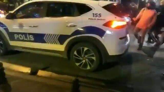 Kadıköy'de göstericiler polis aracına saldırdı