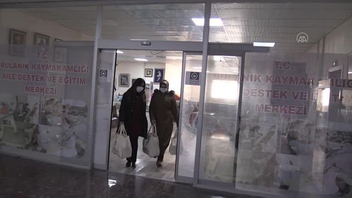 Kadınlar, evde yaptıkları oyuncakları satarak aile bütçesine katkı sunuyor
