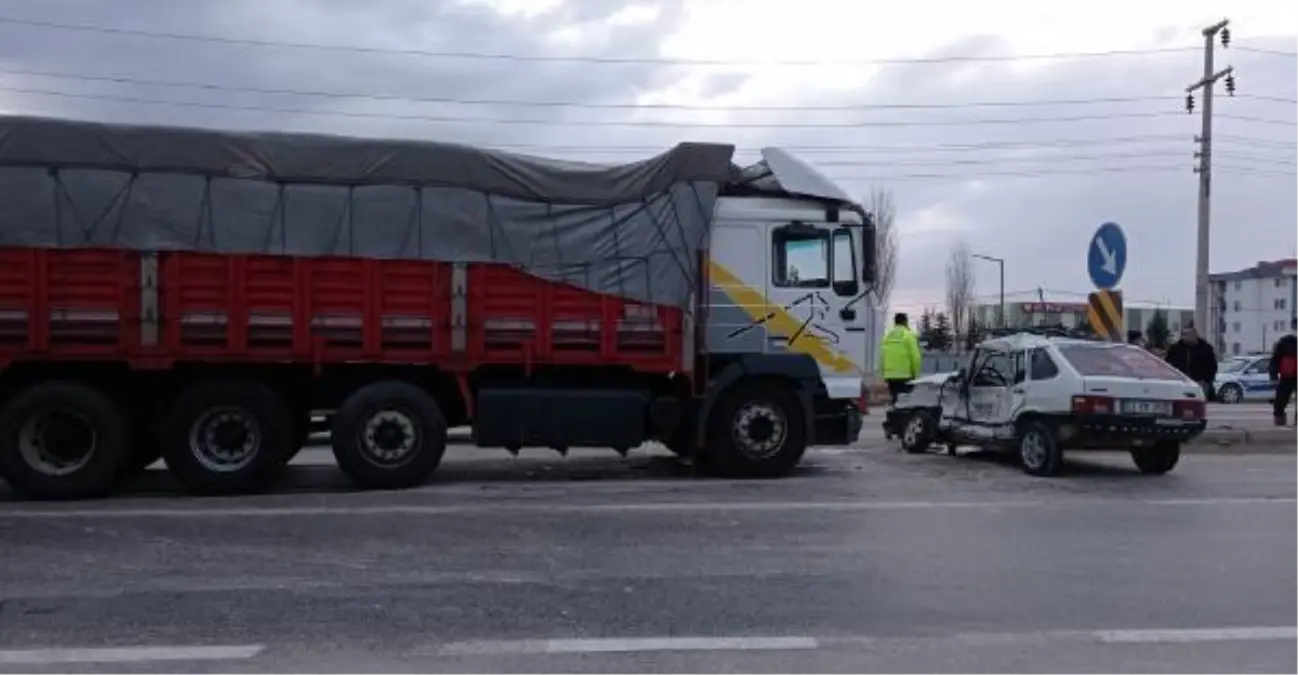 Kamyonun otomobile çarptığı kaza, kamerada