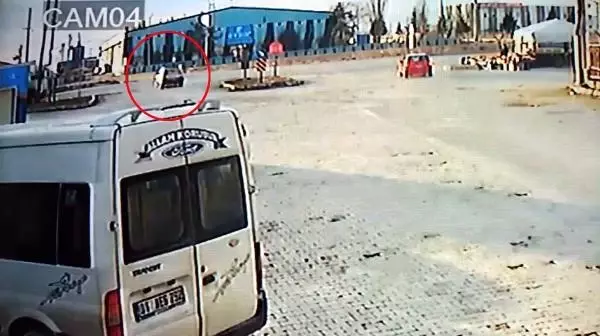 Kamyonun otomobile çarptığı kaza, kamerada