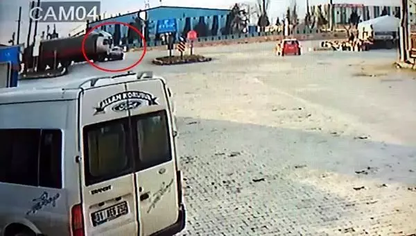 Kamyonun otomobile çarptığı kaza, kamerada