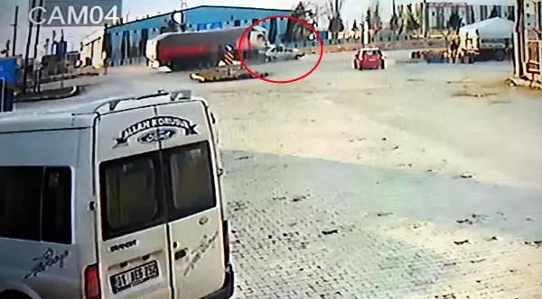 Kamyonun otomobile çarptığı kaza, kamerada