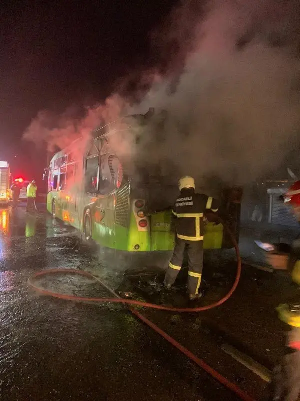 Son dakika haber! Seyir halindeki halk otobüsü alev alev yandı Son dakika haber! Seyir halindeki halk otobüsü alev alev yandı