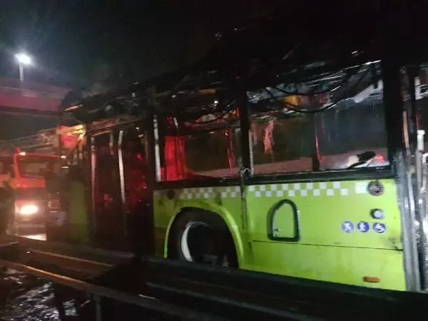 Son dakika haber! Seyir halindeki halk otobüsü alev alev yandı Son dakika haber! Seyir halindeki halk otobüsü alev alev yandı