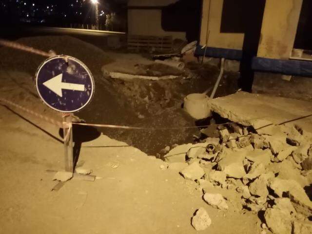 Su şebekesini onarmak için çukura giren belediye çalışanı, beton molozların altında kaldı