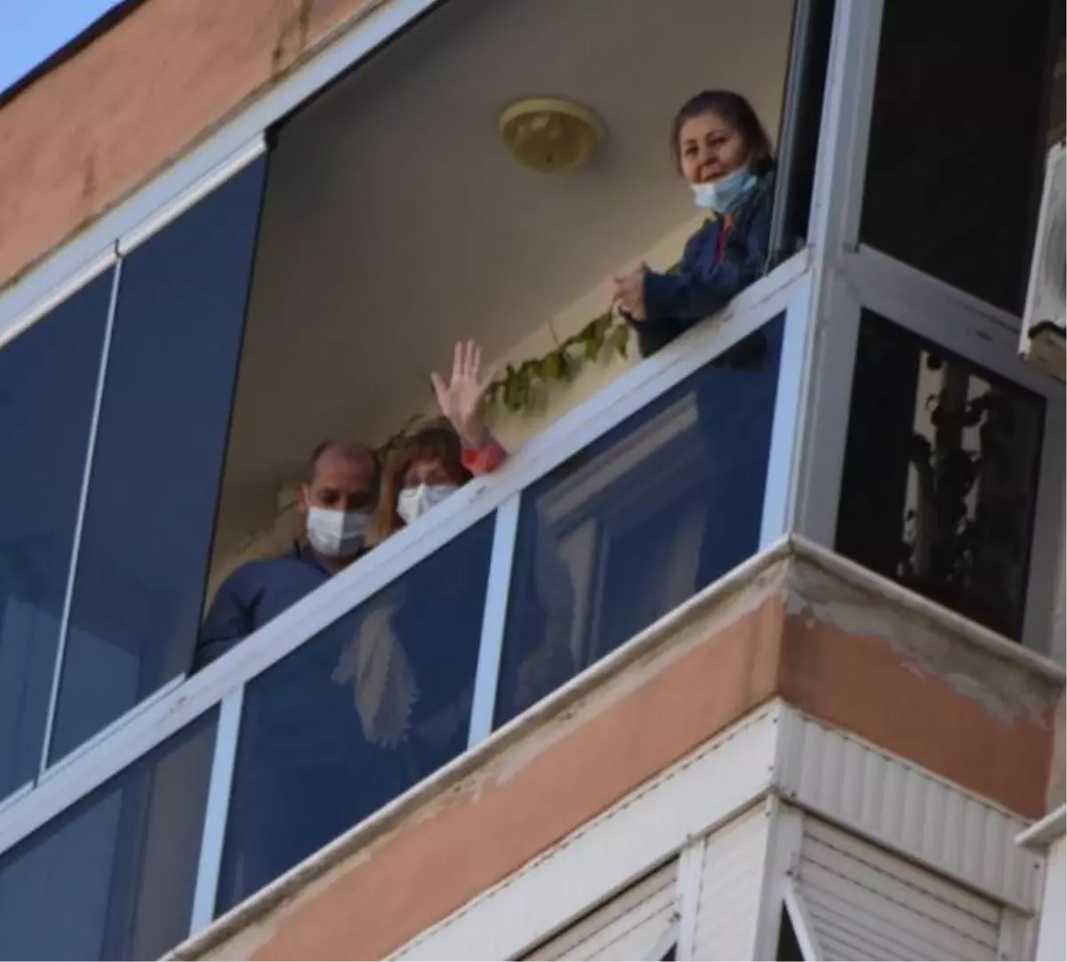 Enkazdan 16 saat sonra kurtarılan Gülçin'e doğum günü sürprizi