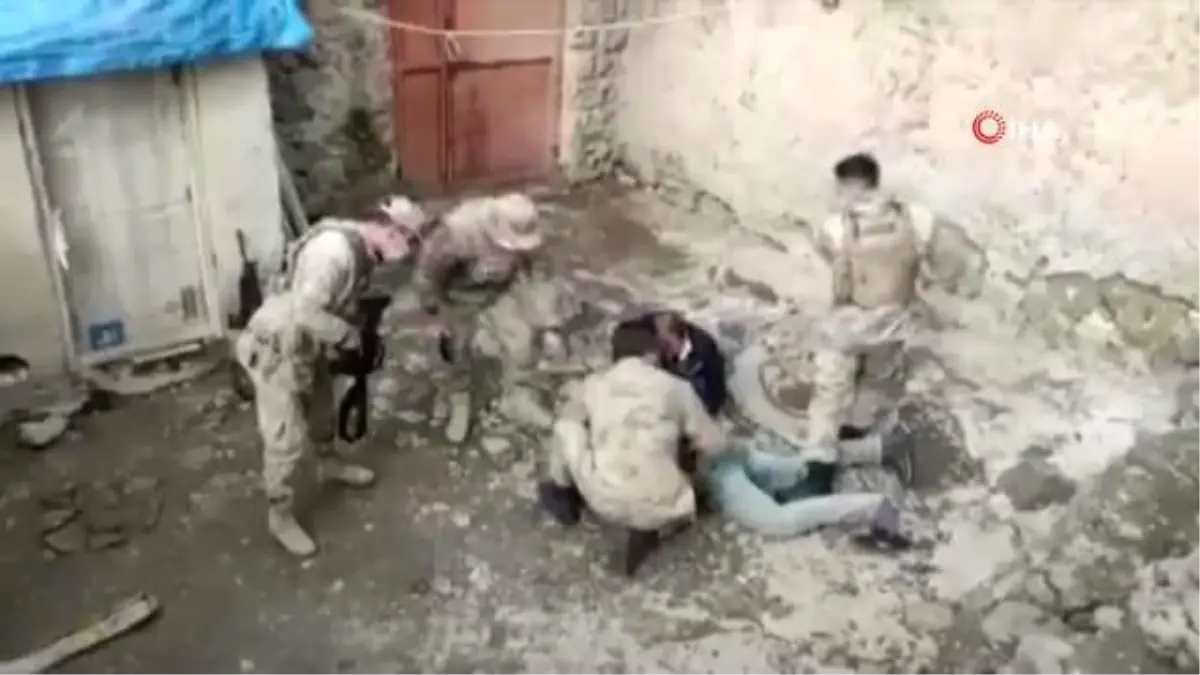 Son dakika haberi: Eşini öldürüp çocuklarını yaraladıktan sonra kaçan zanlı jandarmanın takibi sonucunda yakalandı