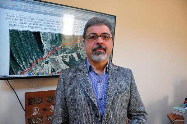 Fay hattı üzerinde oluşan yarıklar halkı tedirgin ediyor! Prof. Dr. Sözbilir: Hareket sürekli var, yıkıcı deprem yok