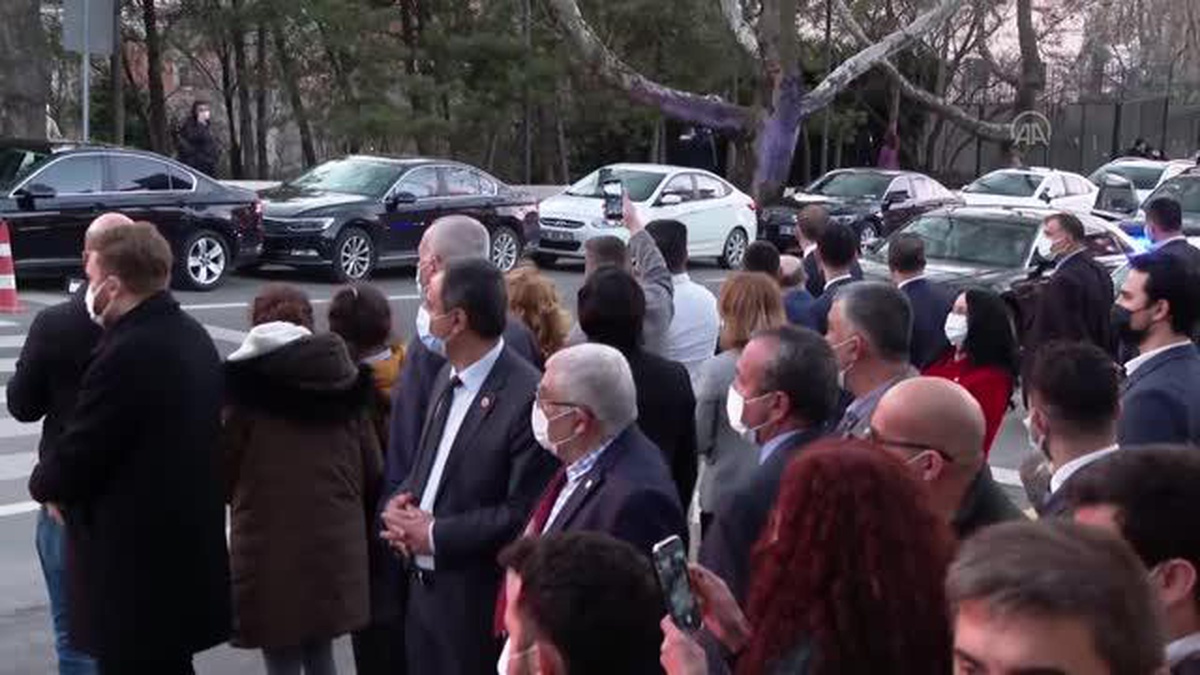 İYİ Parti Genel Başkanı Akşener'den taksi durağı ziyareti