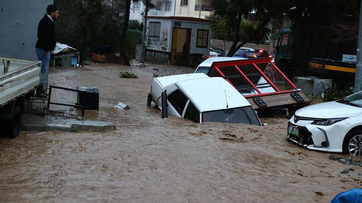İzmir'de sel mağdurları bu hafta sonu sokağa çıkma kısıtlamasından muaf olacak