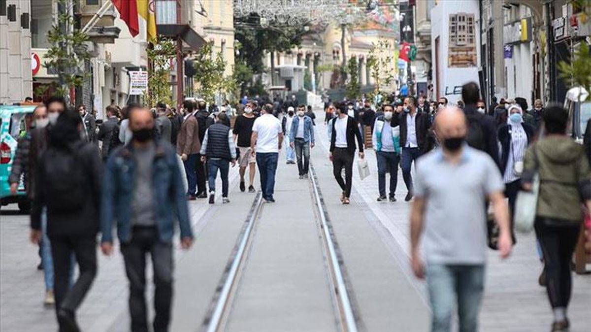 Koronavirüsü en çok 35 ila 49 yaşları arasındaki kişilerin yaydığı ortaya çıktı