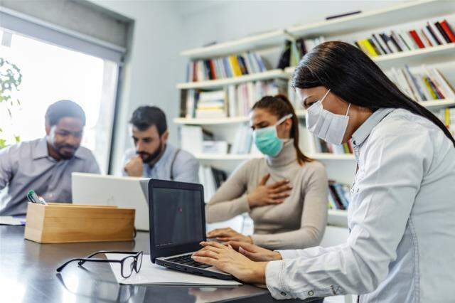 Koronavirüsü en çok 35 ila 49 yaşları arasındaki kişilerin yaydığı ortaya çıktı